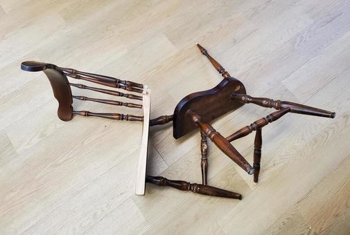 นั่งจนเก้าอี้หัก