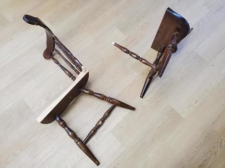 เก้าอี้หัก